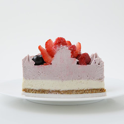 お祝い　お誕生日にいかがですか！グルテンフリー ヴィーガンスイーツ RAWイチゴのケーキ15cmホール 5枚目の画像