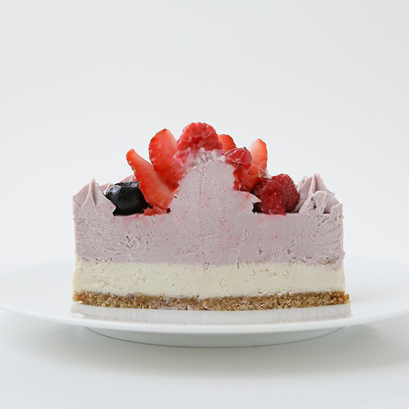 お祝い　お誕生日にいかがですか！グルテンフリー ヴィーガンスイーツ RAWイチゴのケーキ15cmホール 5枚目の画像