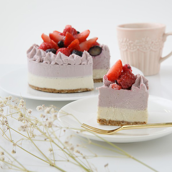 お祝い　お誕生日にいかがですか！グルテンフリー ヴィーガンスイーツ RAWイチゴのケーキ15cmホール 1枚目の画像