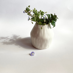 小さなしのぎ模様の花器 2枚目の画像