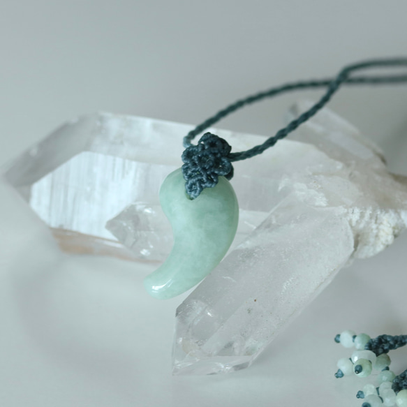 再販【マクラメ】 シンプルな首飾り天然翡翠勾玉(ビルマ