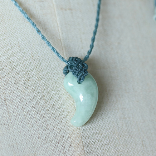再販【マクラメ】 シンプルな首飾り天然翡翠勾玉(ビルマ/ミャンマー産