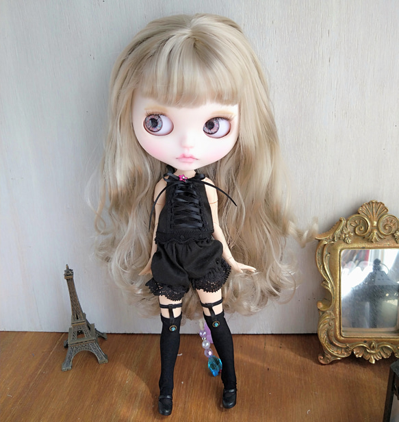 650.※単品※ガーターつき黒のニーハイソックス、青のラインストーン  