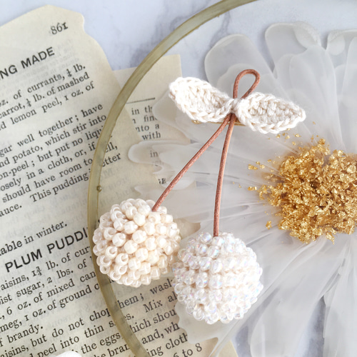 ビーズ編みのさくらんぼブローチ☆ホワイト ブローチ TwinkleCrochet