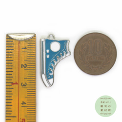 【再入荷】おしゃれなハイカットスニーカーのエナメルチャーム（ターコイズブルー）2個セット #CE-0182 4枚目の画像