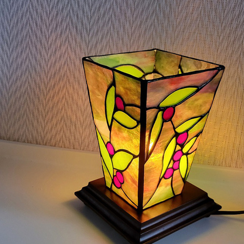 送料無料】赤い実の四面ランプ☆ステンドグラス☆ スタンドライト