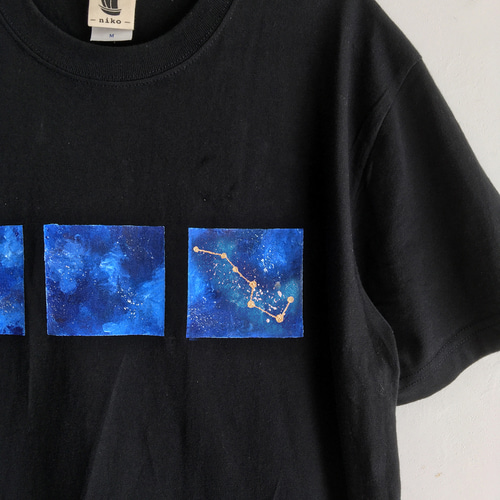 品良く着こなすため 七つ星 ブラック 手描き北斗七星柄Tシャツ 宇宙 Tシャツ 星座 小物