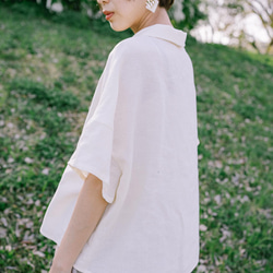 〈送料無料〉半袖オーバーショルダーシャツ リネン100% color:オフホワイト/チャコールグレイ [シェルボタン使用 4枚目の画像