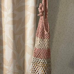 ネット編みバッグ１　ピンク・ベージュ・リボン結び　綿糸・リボンヤーン使用 3枚目の画像