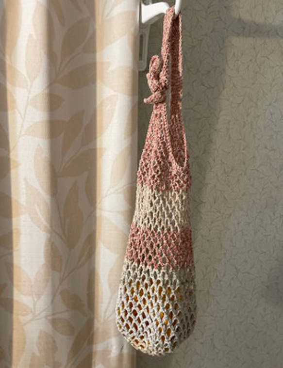 ネット編みバッグ１　ピンク・ベージュ・リボン結び　綿糸・リボンヤーン使用 3枚目の画像