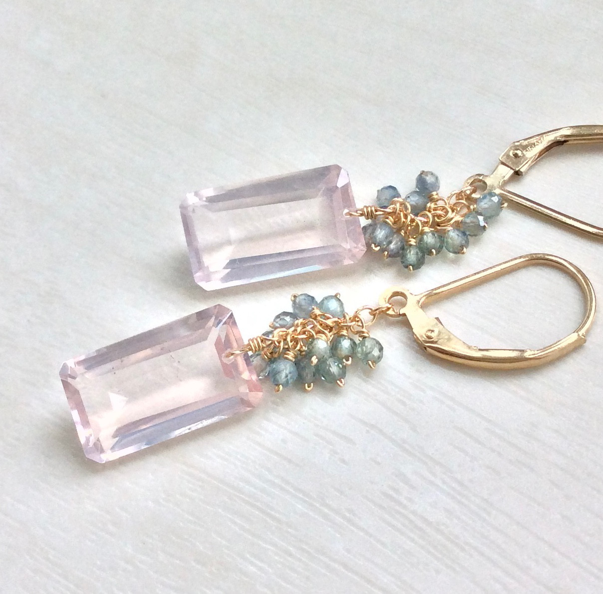 14kgf オクタゴンカット☆ローズクォーツのふさふさピアス【グリーンサファイア】