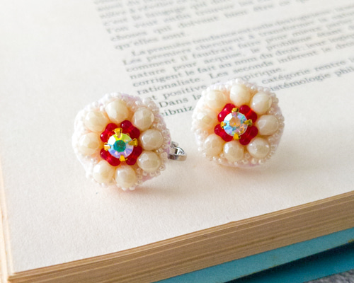 ビーズ刺繍キット》お花のビーズ刺繍ピアス/イヤリング｜動画を見