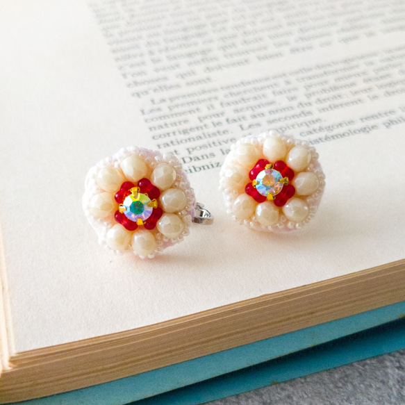 ビーズ刺繍のサークルイヤリング イヤリング・ノンホールピアス