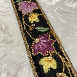 インドの刺繍リボン 黒にカラフルな花柄 1枚目の画像