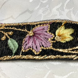 インドの刺繍リボン 黒にカラフルな花柄 2枚目の画像