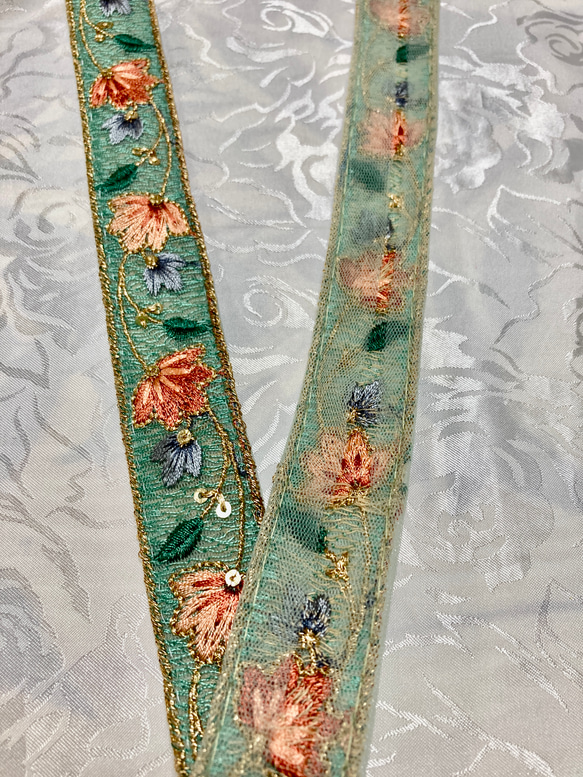 インドの刺繍リボン グリーンにカラフルな花柄 3枚目の画像