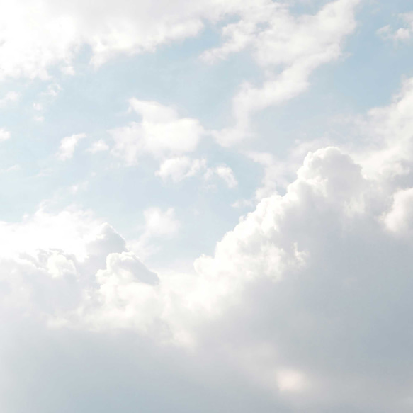 夏の空 雲模様の背景 白い雲 積雲 わたぐも 輝く雲 ポスター 5枚目の画像