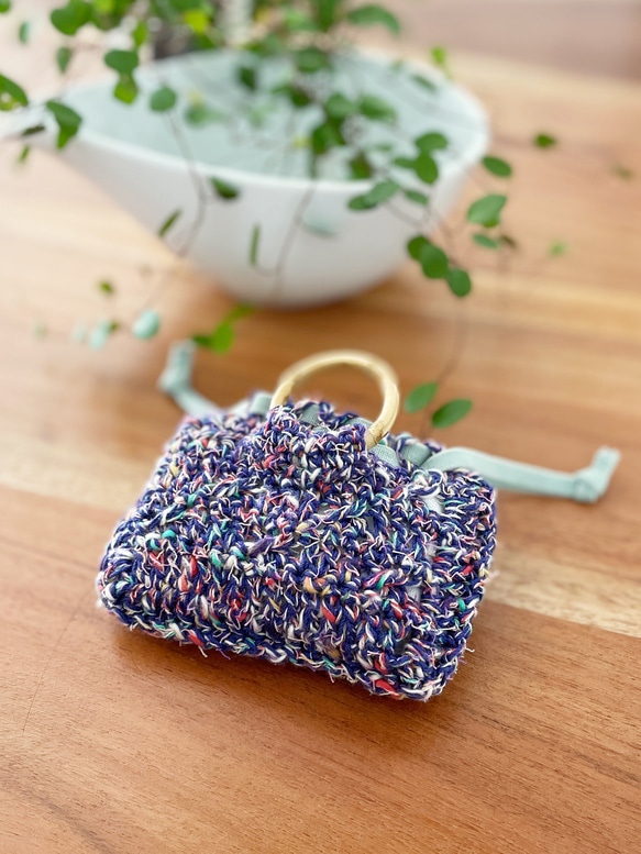 小さなバッグのバッグチャーム（青） 1枚目の画像