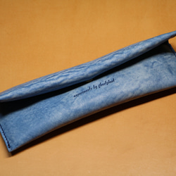 【片手で使えるペンケース】アラスカレザー ブルー EG-009 1枚目の画像