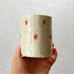 陶のマグカップ【山武市のイチゴ(デザイン3種)】 5枚目の画像