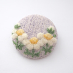 草花を描いた羊毛フェルト刺繍のブローチ(カモミール・パープル) 2枚目の画像