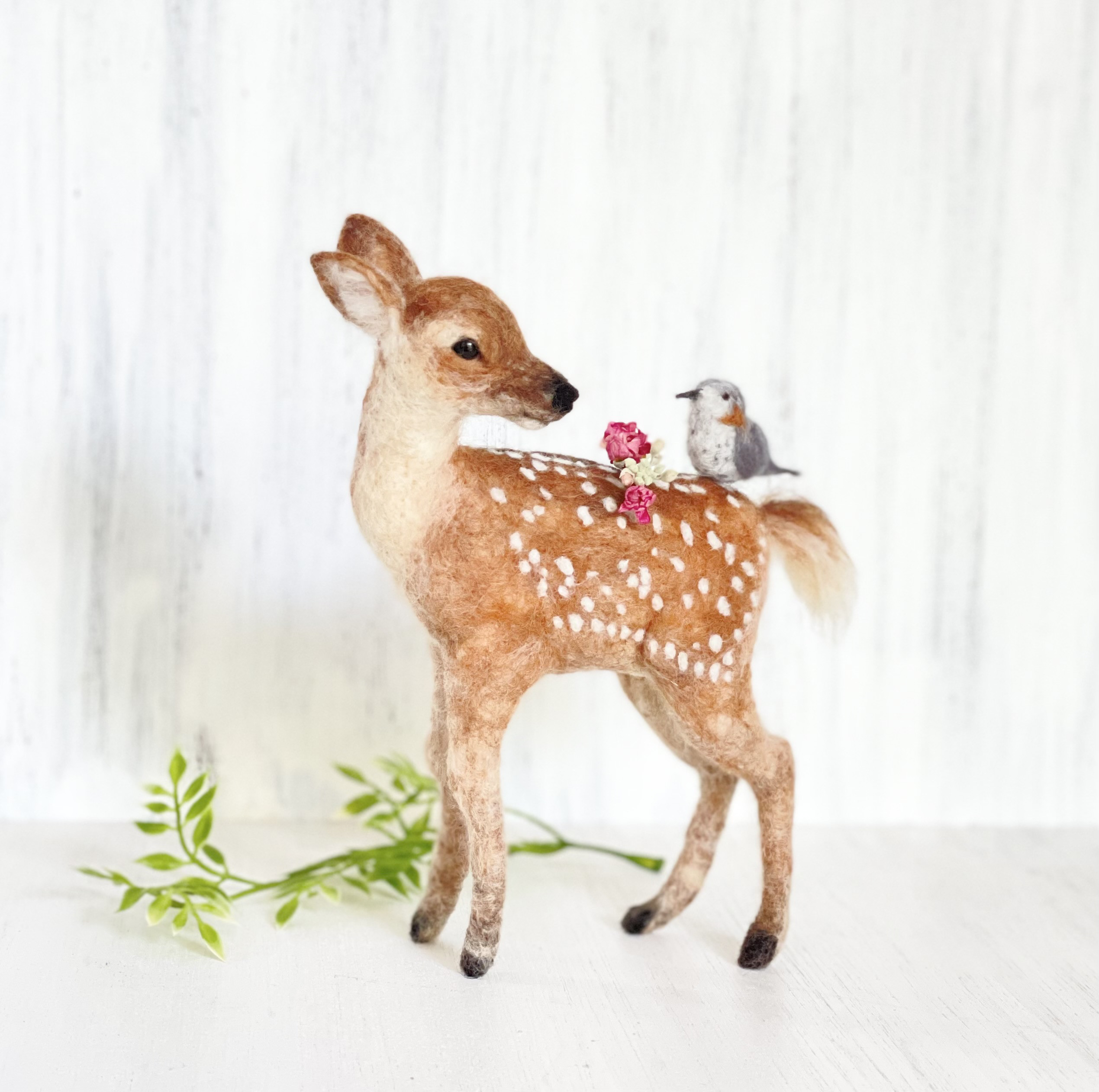 羊毛フェルト　子鹿　仔鹿　バンビ　ハンドメイド　ミニチュア