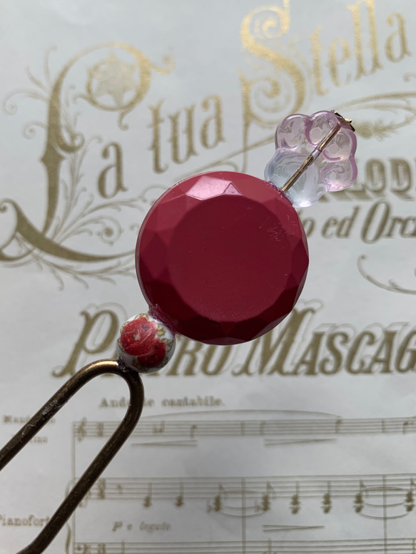 ビンテージ素材のロマンティックな玉かんざし「ルージュ・フローラル」 1枚目の画像