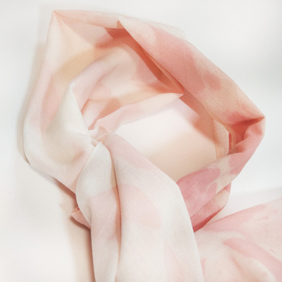 ピンクの花びらのようなリメイク えりまき～ショートサイズの綿手ぬぐい素材 4枚目の画像