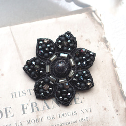 黒いお花のビーズ刺繍ブローチ（黒いお花/ブラック/お花/お花のブローチ/黒/マグネットブローチ） 1枚目の画像