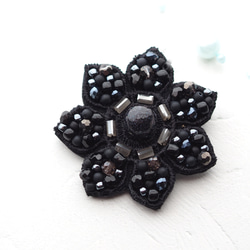 黒いお花のビーズ刺繍ブローチ（黒いお花/ブラック/お花/お花のブローチ/黒/マグネットブローチ） 3枚目の画像