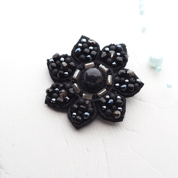 黒いお花のビーズ刺繍ブローチ（黒いお花/ブラック/お花/お花のブローチ/黒/マグネットブローチ） 4枚目の画像