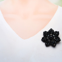 黒いお花のビーズ刺繍ブローチ（黒いお花/ブラック/お花/お花のブローチ/黒/マグネットブローチ） 5枚目の画像