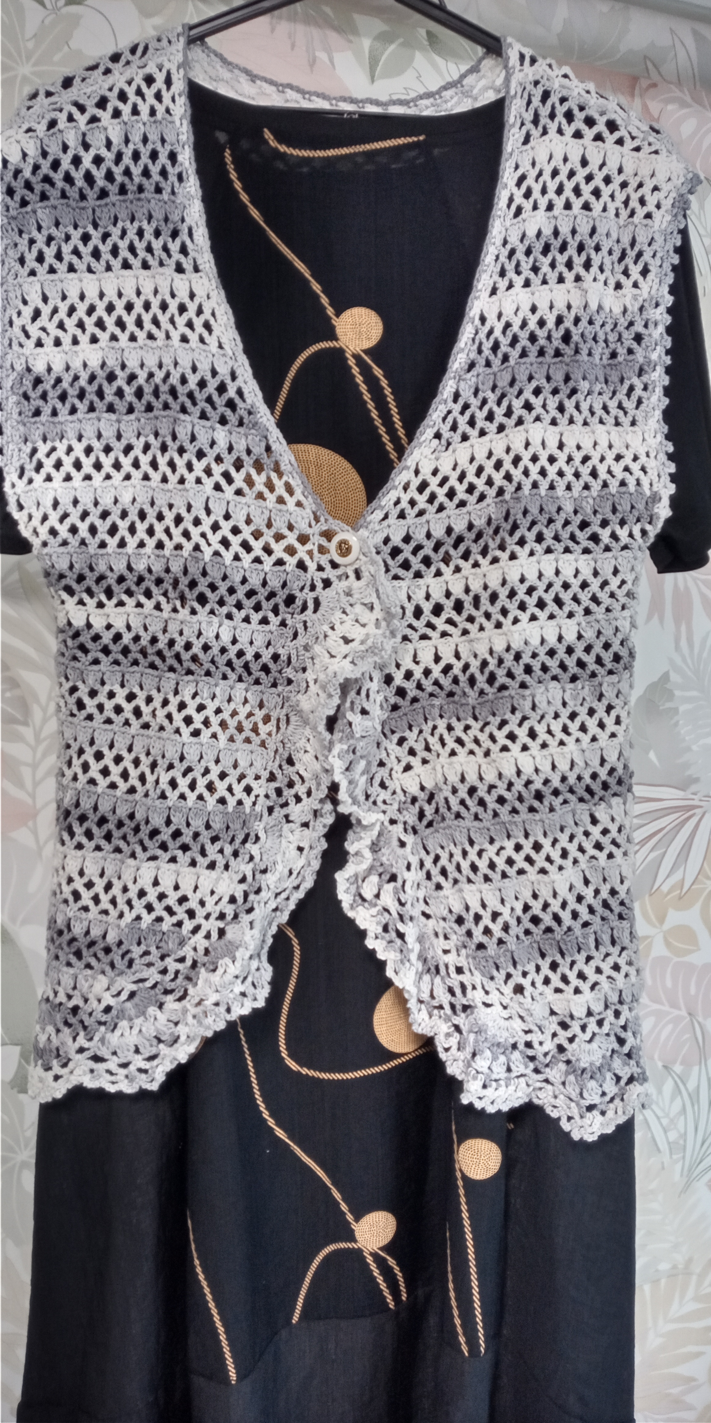 かぎばり編みのコットンベスト