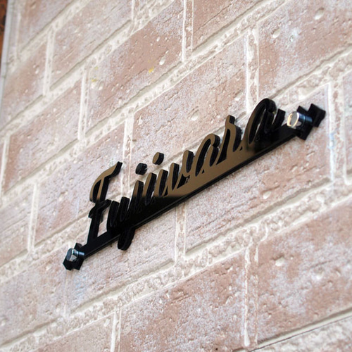 こやみ＊黒アクリルはみ出しデザイン・ウエスタン木目背景アクリル表札 こやみ様専用＊黒アクリルはみ出しデザイン・ウエスタン木目背景