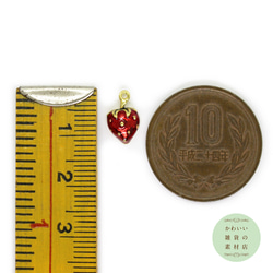 真鍮製・ハート型の真っ赤な苺の小さめ半立体エナメルチャーム（ゴールド/18金メッキ）2個セット #CE-0185 5枚目の画像