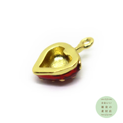 真鍮製・ハート型の真っ赤な苺の小さめ半立体エナメルチャーム（ゴールド/18金メッキ）2個セット #CE-0185 4枚目の画像