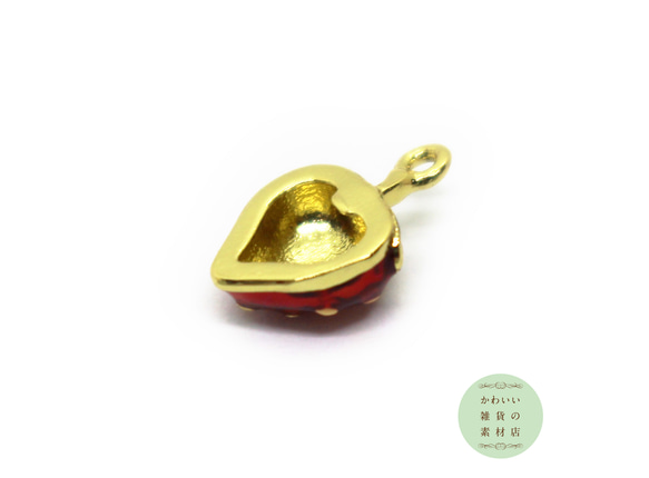 真鍮製・ハート型の真っ赤な苺の小さめ半立体エナメルチャーム（ゴールド/18金メッキ）2個セット #CE-0185 4枚目の画像