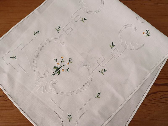 ドイツの手仕事/可憐な白い小花の手刺繍 生地 未使用品 (ヴィンテージ テーブルランナーサイズ リメイク素材) 17枚目の画像