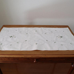 ドイツの手仕事/可憐な白い小花の手刺繍 生地 未使用品 (ヴィンテージ テーブルランナーサイズ リメイク素材) 5枚目の画像