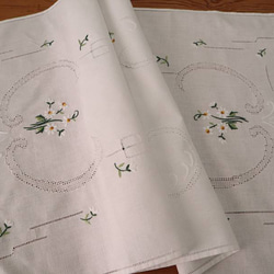 ドイツの手仕事/可憐な白い小花の手刺繍 生地 未使用品 (ヴィンテージ テーブルランナーサイズ リメイク素材) 13枚目の画像