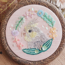 【受注生産】『インコ刺繍‎ 草花とインコの刺繍フレーム』 2枚目の画像