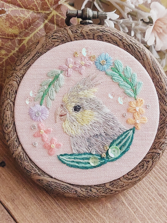 【受注生産】『インコ刺繍‎ 草花とインコの刺繍フレーム』 2枚目の画像