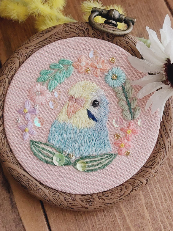 【受注生産】『インコ刺繍‎ 草花とインコの刺繍フレーム』 1枚目の画像