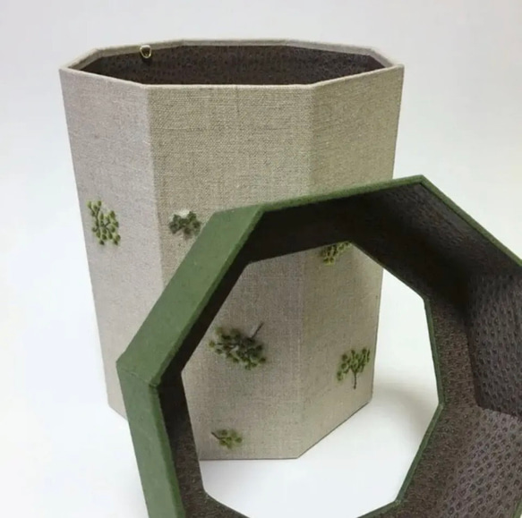 グリーン刺繍 ダストボックスM〈カルトナージュ〉 2枚目の画像