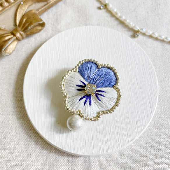 「Viola Blue」ビオラ刺繍ブローチ　ギフトに 1枚目の画像