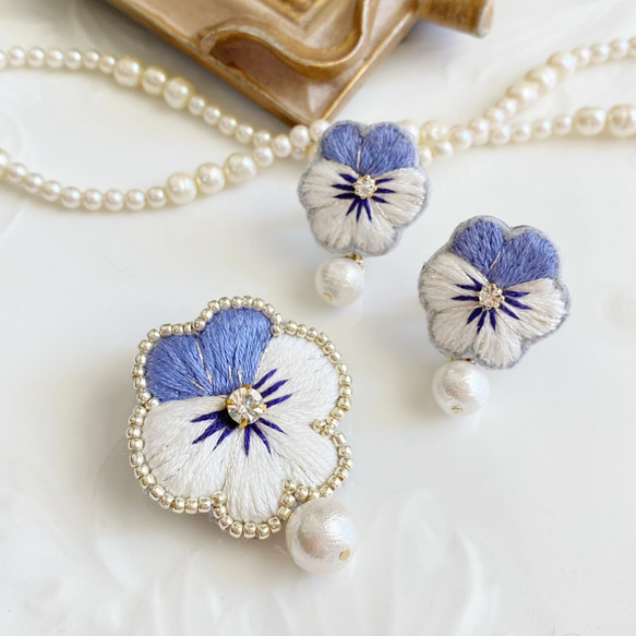「Viola Blue」ビオラ刺繍ブローチ　ギフトに 2枚目の画像