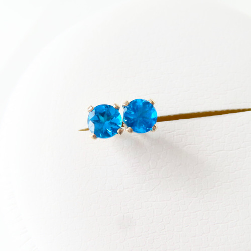 14kgf〉ネオンブルーアパタイトのスタッドピアス（4mm） ピアス