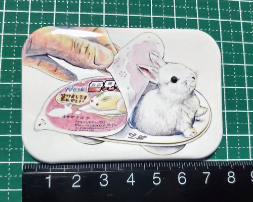 角丸長方形の缶バッジ(雪見うさぎ) ブローチ 白石拓也 通販 13877200