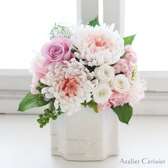 【特割】プリザーブドフラワー＜エクラン Ｍサイズ＞ピンク 菊 ローズ 【仏花 お供え花】 1枚目の画像