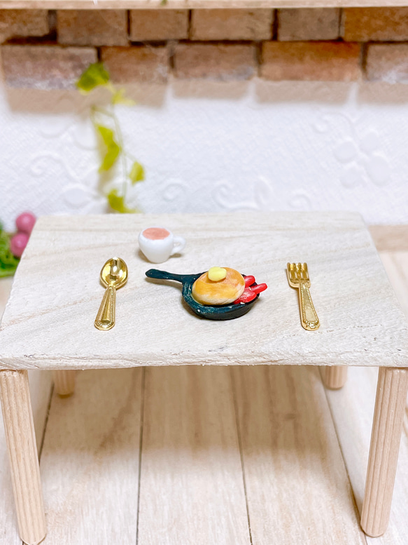 【ミニチュアフード】いちごのスフレパンケーキセット(カフェラテ、いちごのスフレパンケーキ) ドールハウスなどに♪ 5枚目の画像